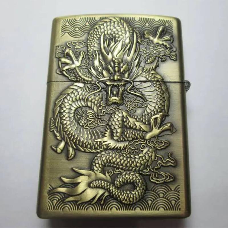 Bật lửa quẹt zippo màu đồng khắc nổi hình Rồng dùng xăng