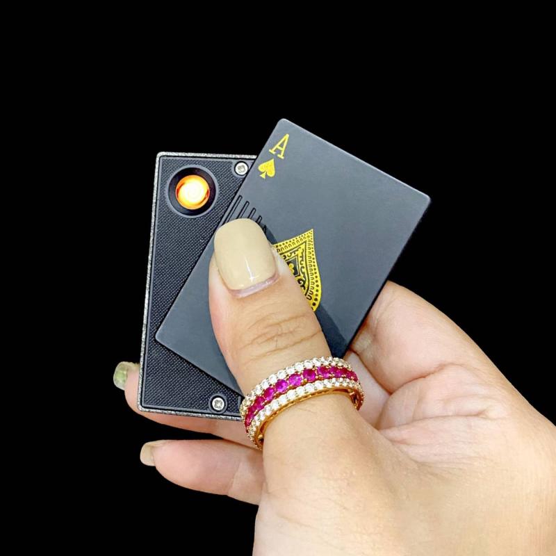 Bật lửa hình lá bài kim loại